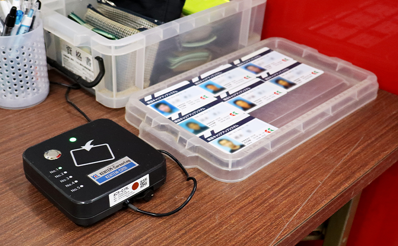 机の上にカードリーダーとCCUSカードが置かれている写真