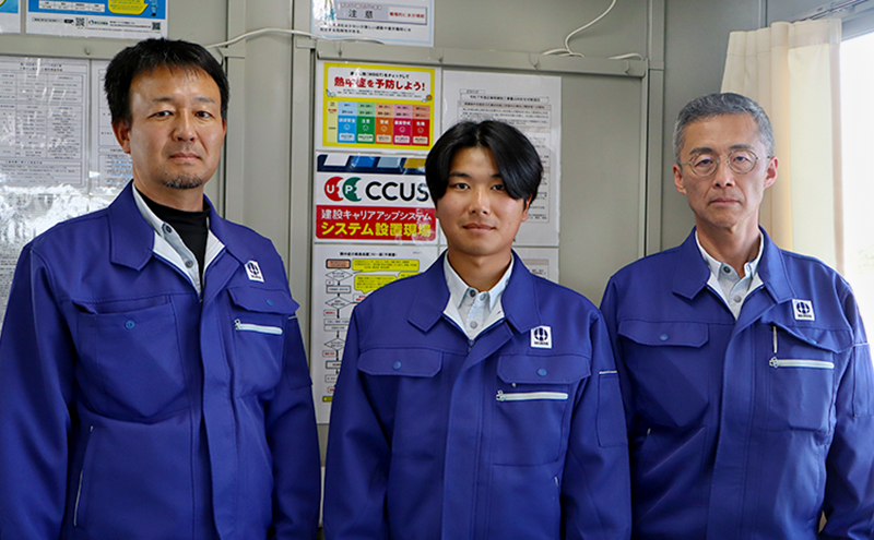 現場で作業している様子の画像