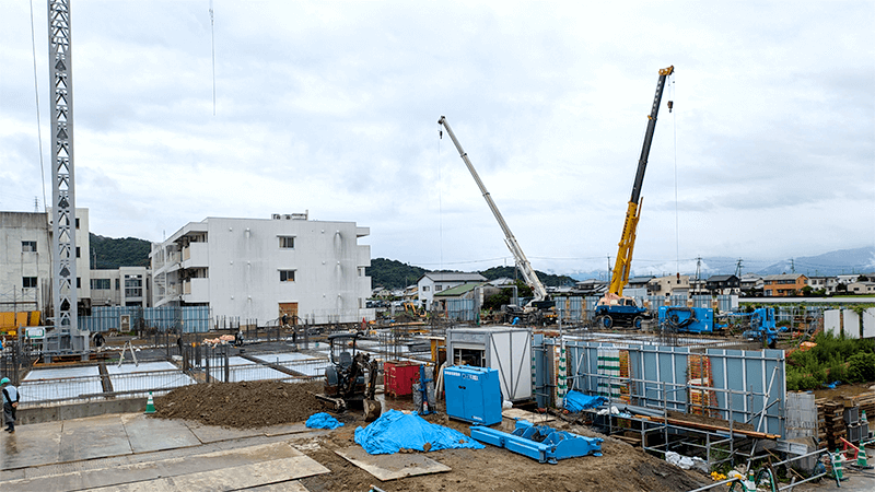 学校新築工事中の写真