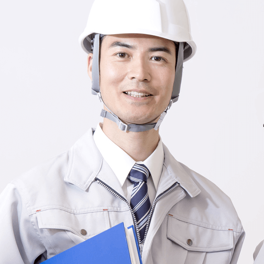 作業着とヘルメットを着用している日本人男性の画像