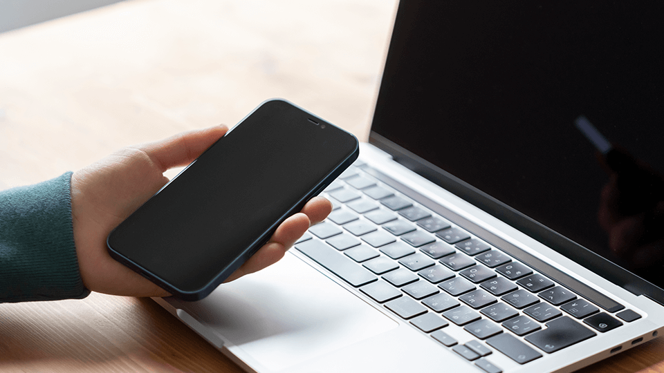 ノートパソコンを使用して学習しているイメージ画像